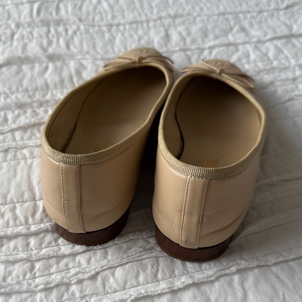 CHANEL Cream Leather Flats with Bow - Picture 5 of 9
